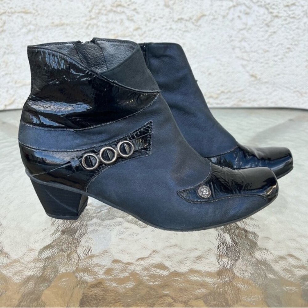 Un Tour En Ville Navy/Black Patent Leather Square Toe Heeled Ankle Boots